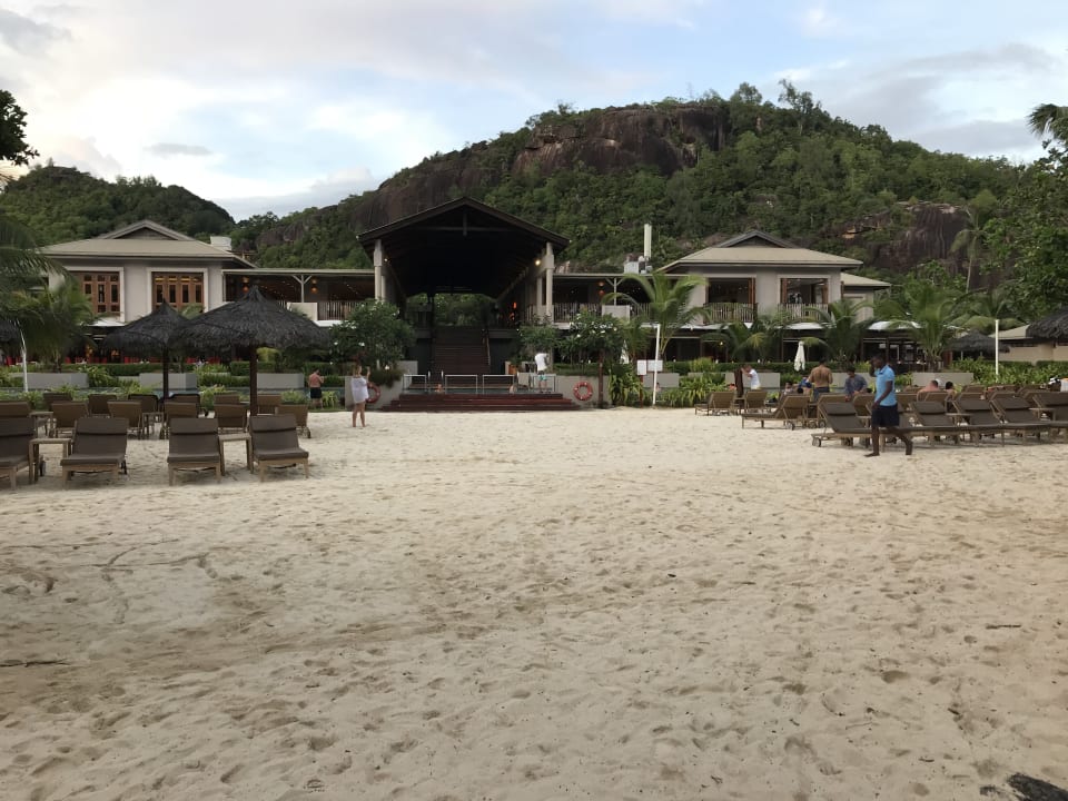 Blick auf das Hauptgebäude nund den Pool Kempinski Seychelles Resort