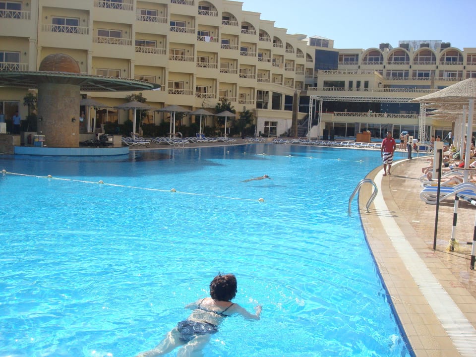 Podgrzewany basen AMC Royal Hotel & SPA