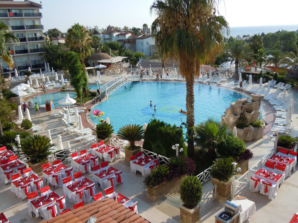 Blick auf den oberen Pool vom Hotelzimmer aus Seaden Corolla Hotel