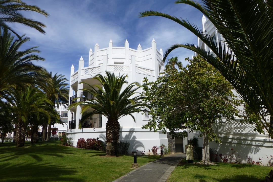Blick vom Garten auf das Haupthaus Hotel Riu Palace Meloneras