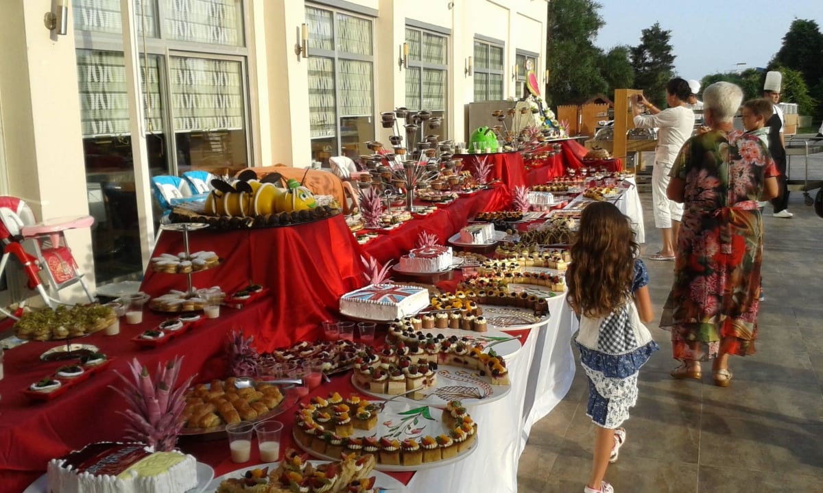 Lekker buiten eten.. Saturn Palace Resort Hotel
