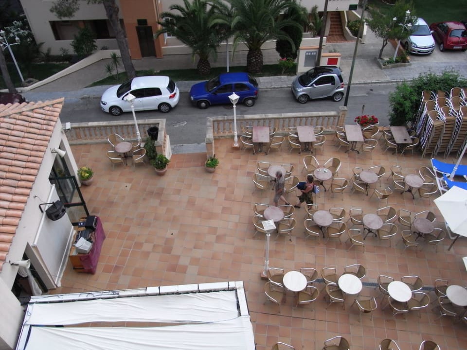 Vom Balkon mit Blick auf Terrasse Valentin Somni Hotel & Suites