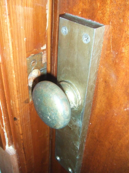 Türknauf zum Bad, welches sich nicht schließen lässt Gavimar Ariel Chico Club & Resort