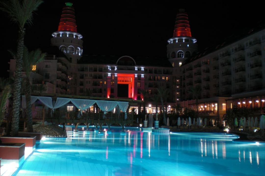 Das Hotel bei Nacht Hotel Delphin Diva