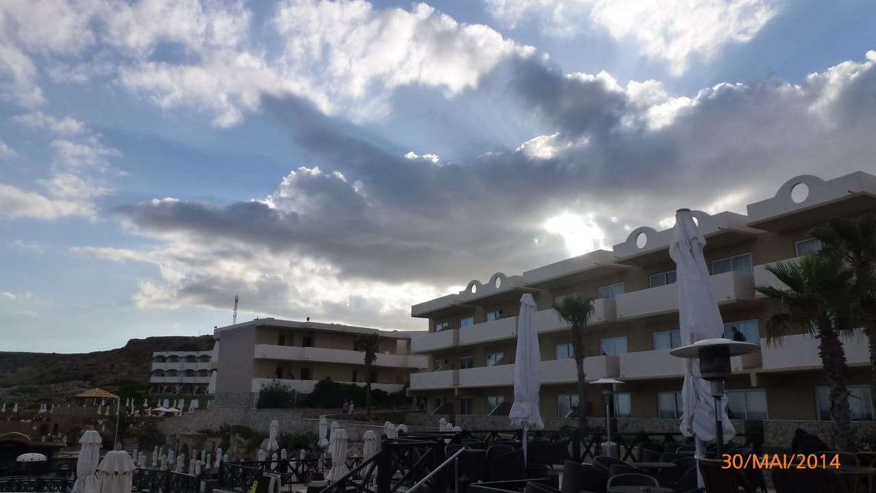 Mit Blick auf eine Häuser am Pool Hotel Kalithea Horizon Royal