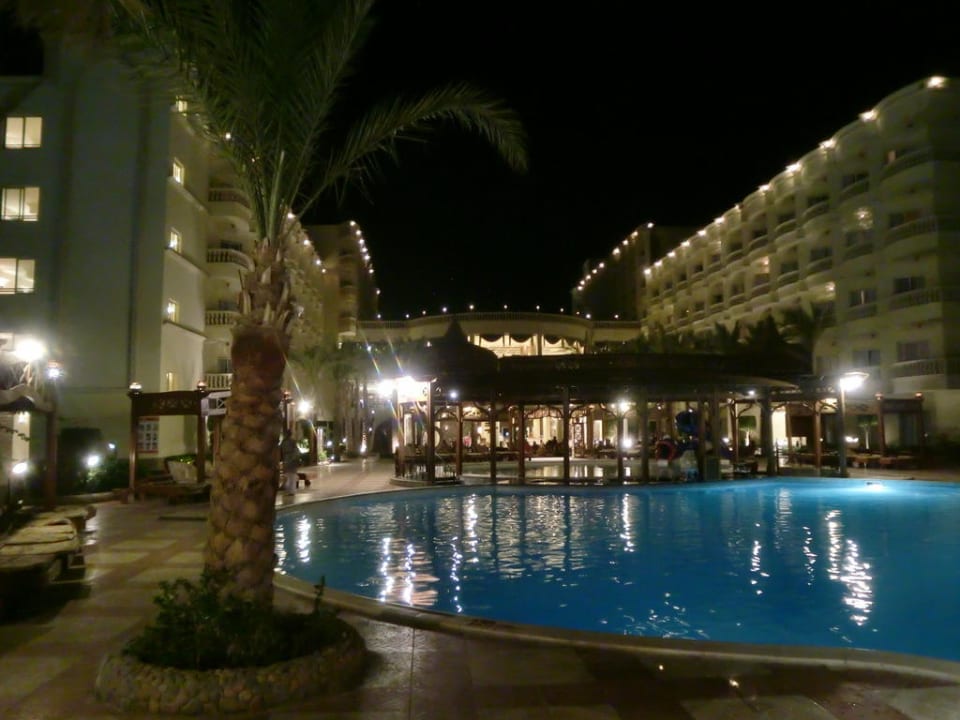Pool am Abend mit Blick auf Hotel Riviera Aqua Park Resort