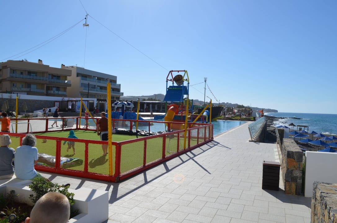 Kinder-Fußballplatz und Pool Hotel Petra Mare