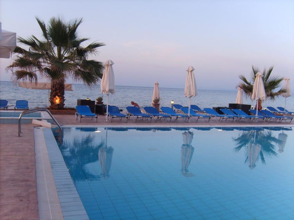 Abendstimmung am Pool Hotel Belussi Beach