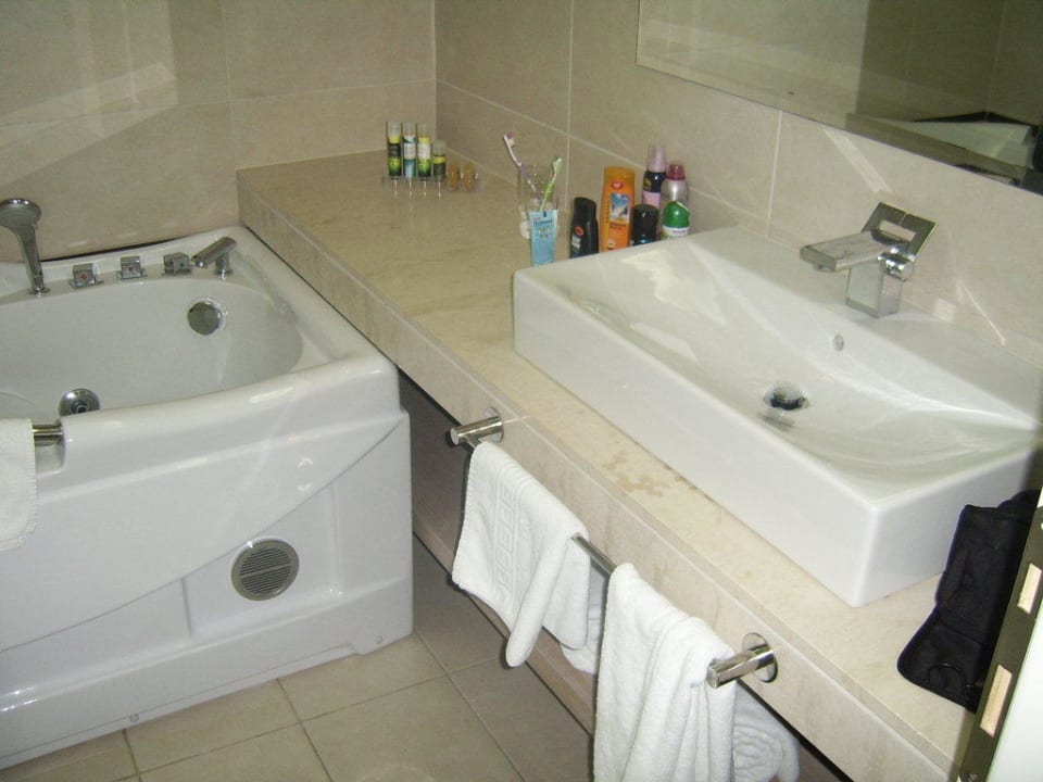 Grosses Bad der Suite Alea Hotel & Suites
