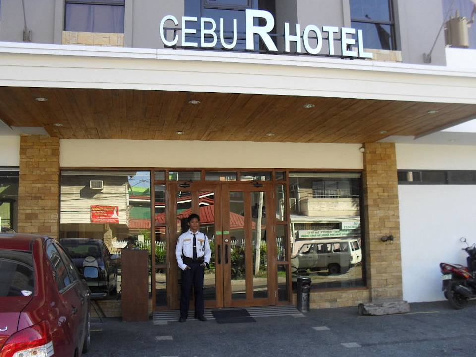 Wachmann vor dem Cebu R Hotel Cebu R Hotel