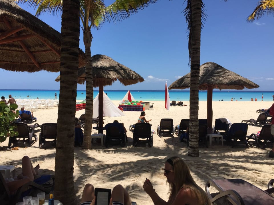 Blick von der Liege des Select Club Sandos Playacar Beach Resort