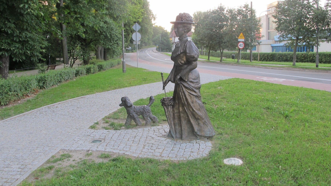 Figur auf dem Weg zum Park Kurhotel Wielka Pieniawa