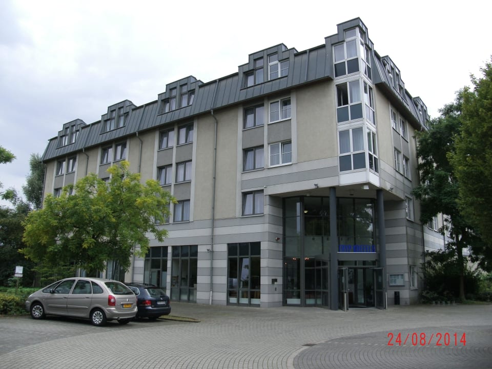 Parkplatz und Eingang Hotel Düsseldorf Krefeld affiliated by Meliá Hotels International