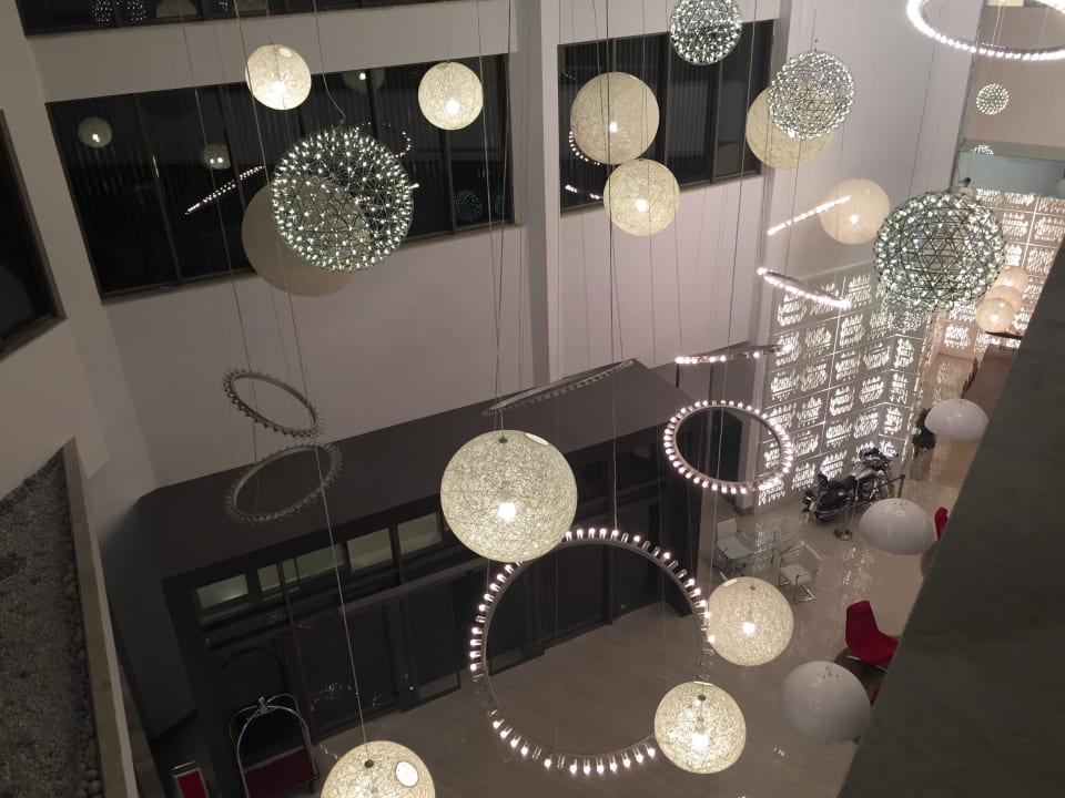 überall Lampen sehr schön The Sense Deluxe Hotel