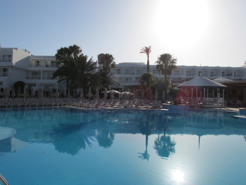 Pool in der Abendsonne Hotel Riu Paraiso Lanzarote