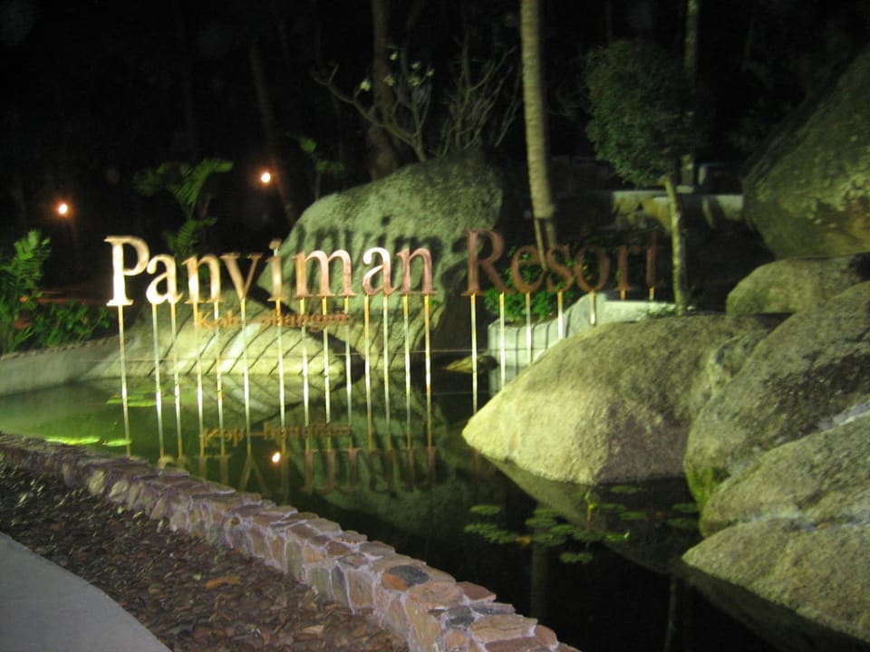 Der Eingang bei Nacht Panviman Resort Koh Phangan