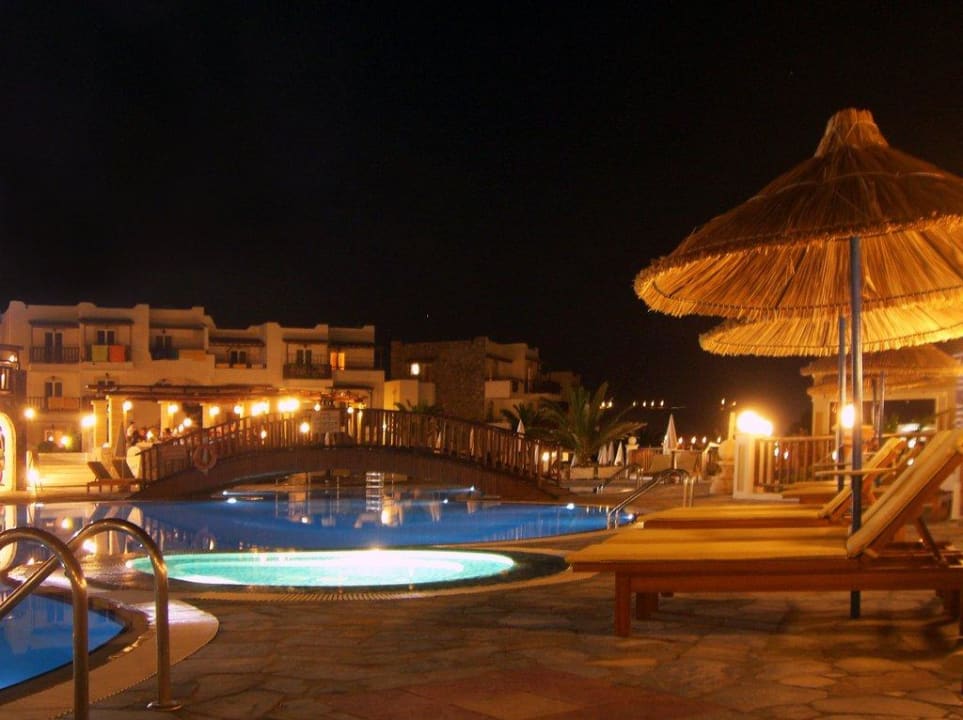 Hauptpool / Whirlpool bei Nacht Alexander Beach Hotel & Village Resort