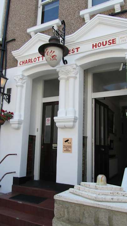 Eingang zur Rezeption und Frühstück (rechts) Charlotte Guest House