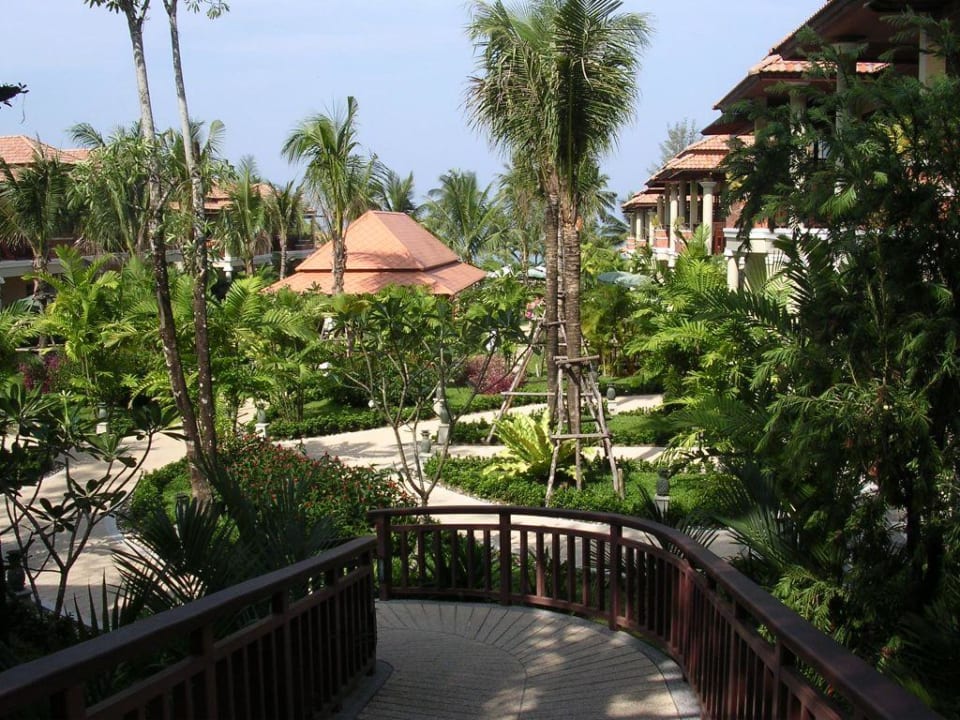 Gang vom Restaurant in die Anlage  Khao Lak Bayfront Resort