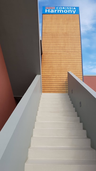 Liftturm oder Treppe ins OG (Bild aufstellen Harmony Boutique Resort