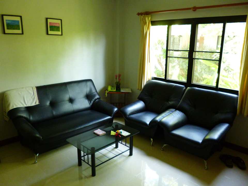 Lederganitur im Wohnraum. Chayada Garden House and Resort Hotel