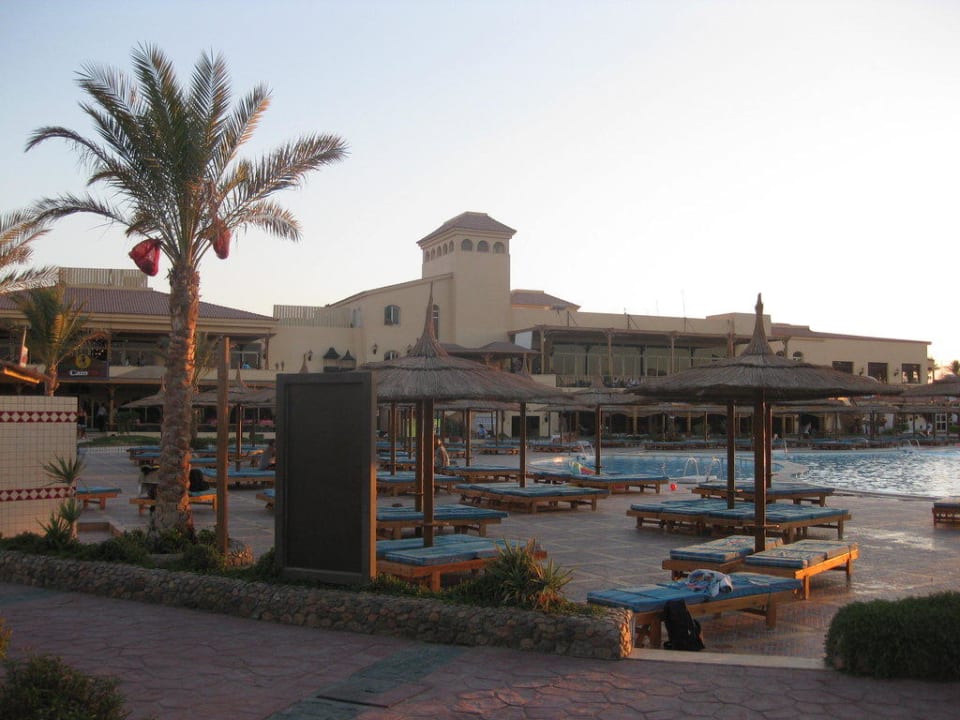 Pool und Hauptgebäude Pickalbatros Dana Beach Resort - Hurghada