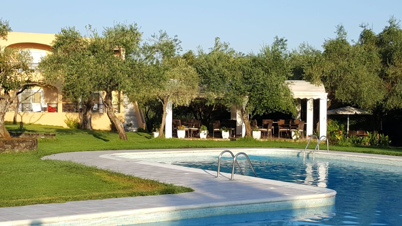 Pool mit Restaurant im Hintergrund Saint Nicholas Hotel