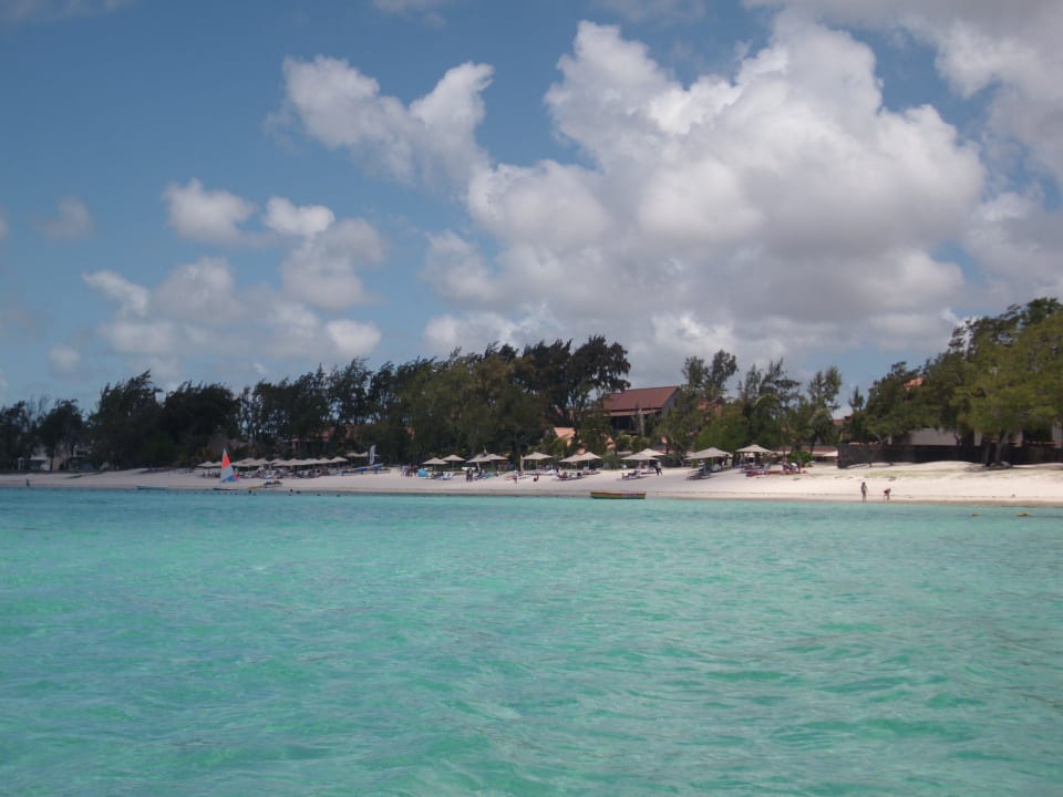 Großer Strand, wenig Liegen Crystals Beach Resort Belle Mare, a member of Radisson Individuals