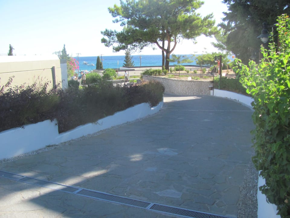 Weg zum Restaurant alltoura Club Hotel Porto Angeli Beach Resort