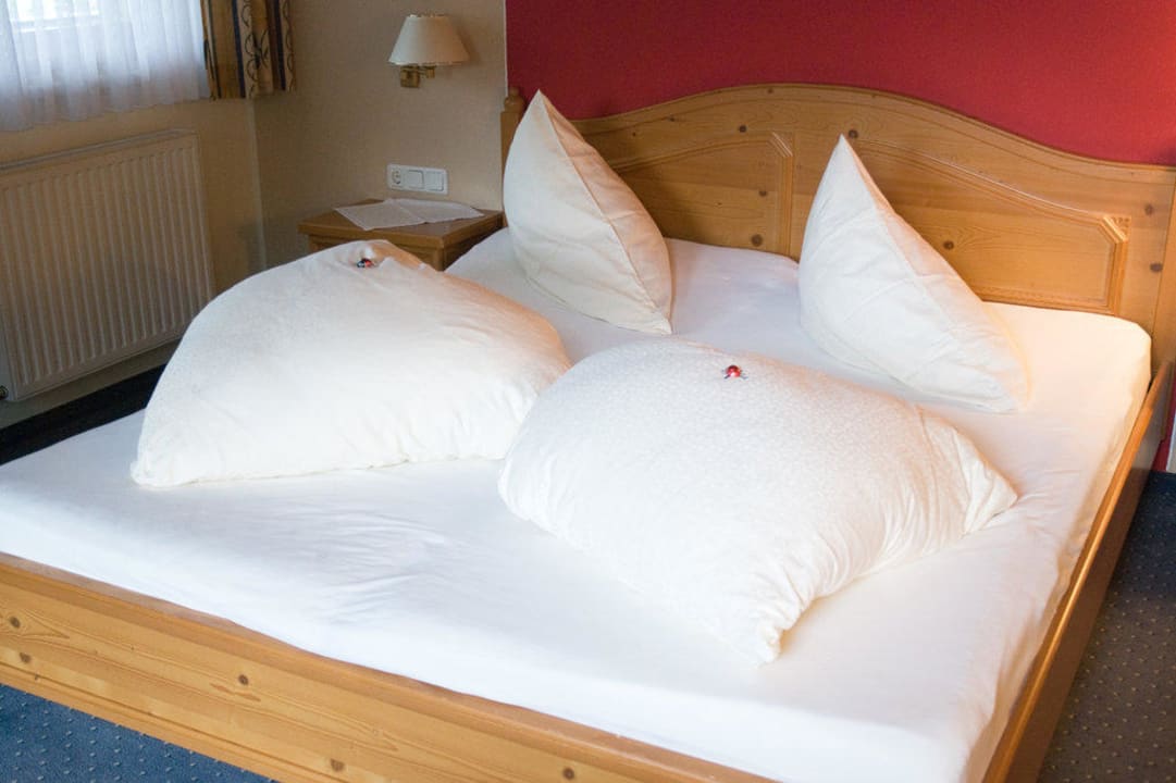 Doppelbett, Bettdecken als Herz geformt  Hotel Brunnenhof