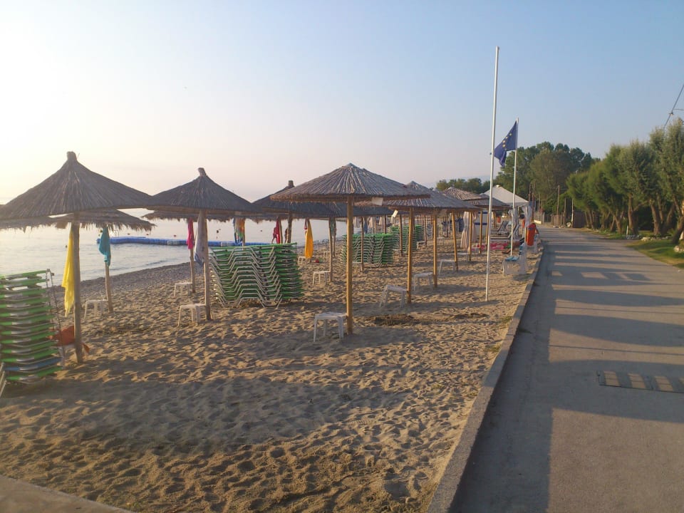 Sandstrand mit Steinen am Meeranfang alltoura Club Hotel Poseidon Palace