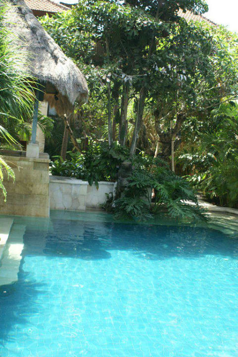 Poolbereich im Beach Club Puri Santrian