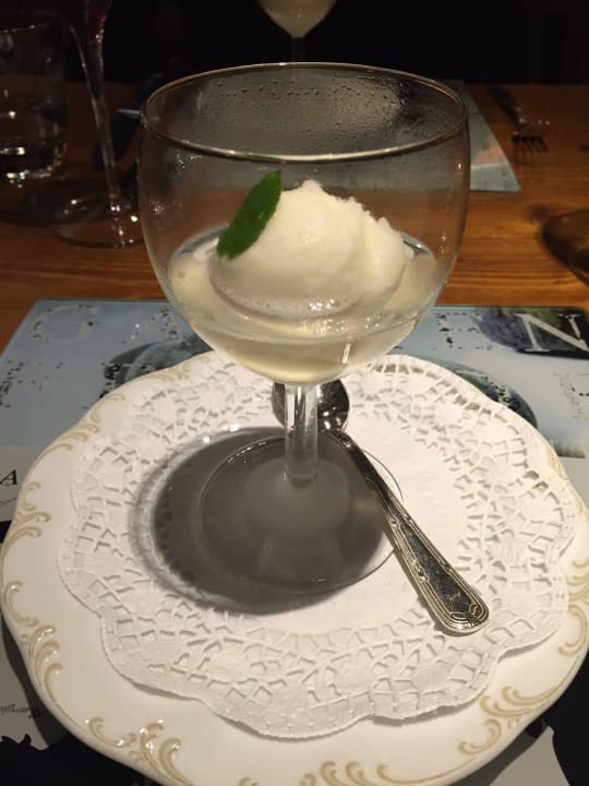 Lemon Ice Cream mit Sekt  (Jagdhofstuben) Relais Chateaux Jagdhof Glashütte