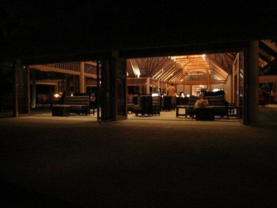 Thundi Bar am Abend Veligandu Maldives Resort Island