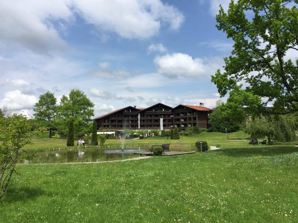 Blick vom Kurpark auf das Hotel Parkhotel Oberstaufen