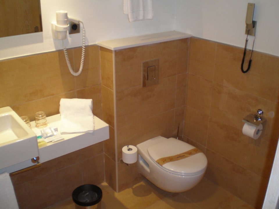 Bad im Doppelzimmer Standard Iberostar Waves Pinos Park