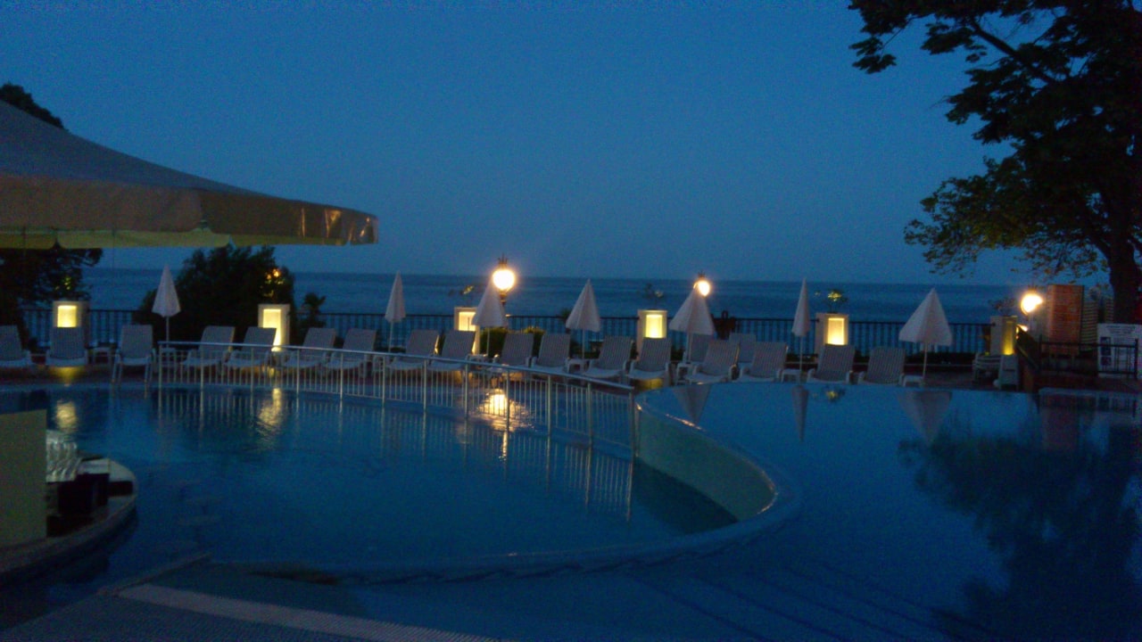 Abends am Pool mit Meerblick GRIFID Vistamar