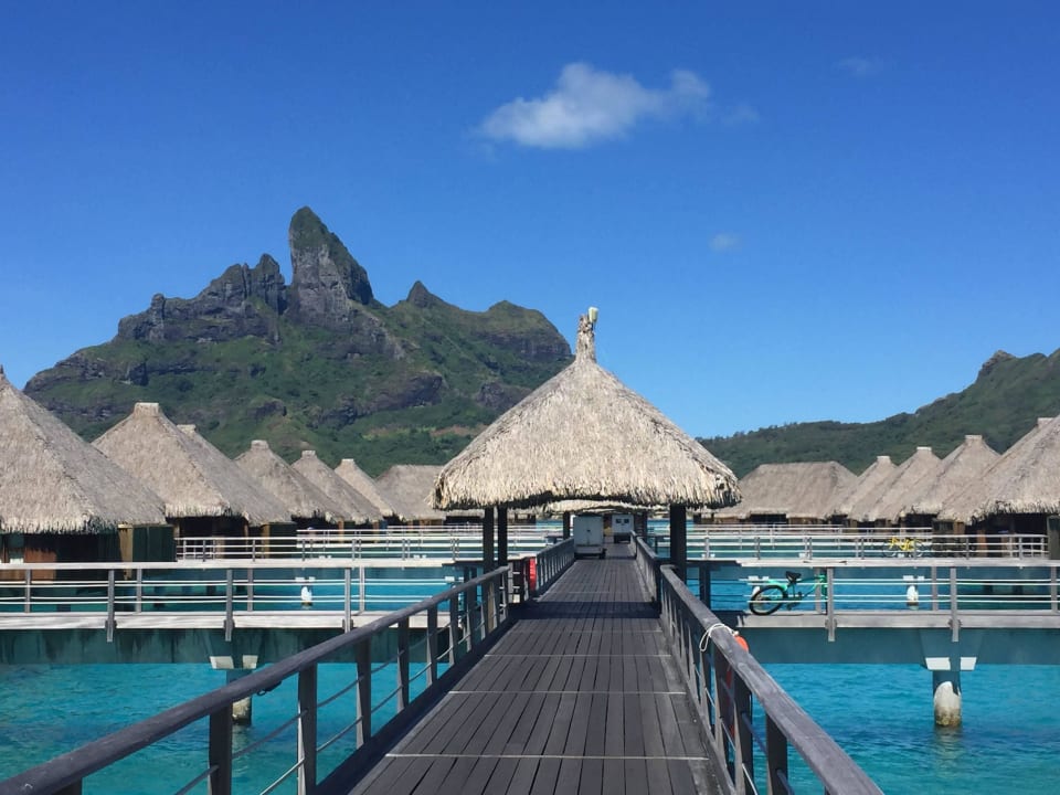 Steg mit Waterbungalows St.Regis Resort Bora Bora