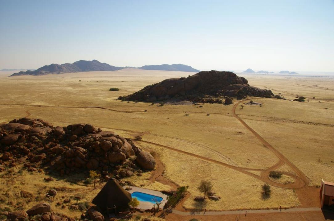 Pool in weiter Landschaft Namib Naukluft Lodge