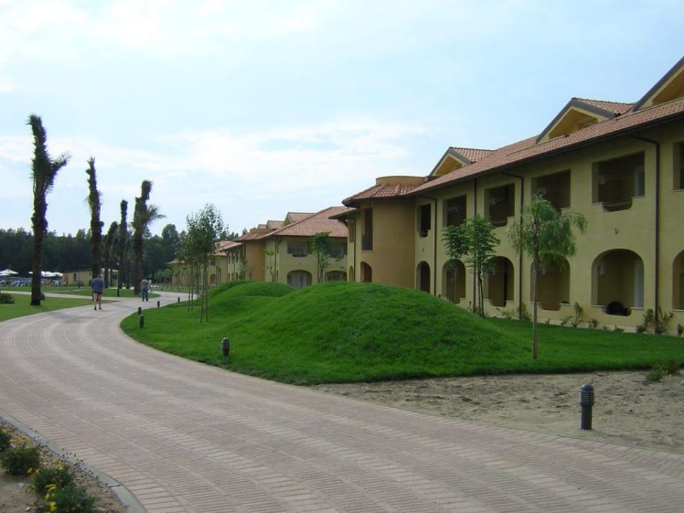 Blick auf die Hotelanlage Falkensteiner Club Funimation Garden Calabria