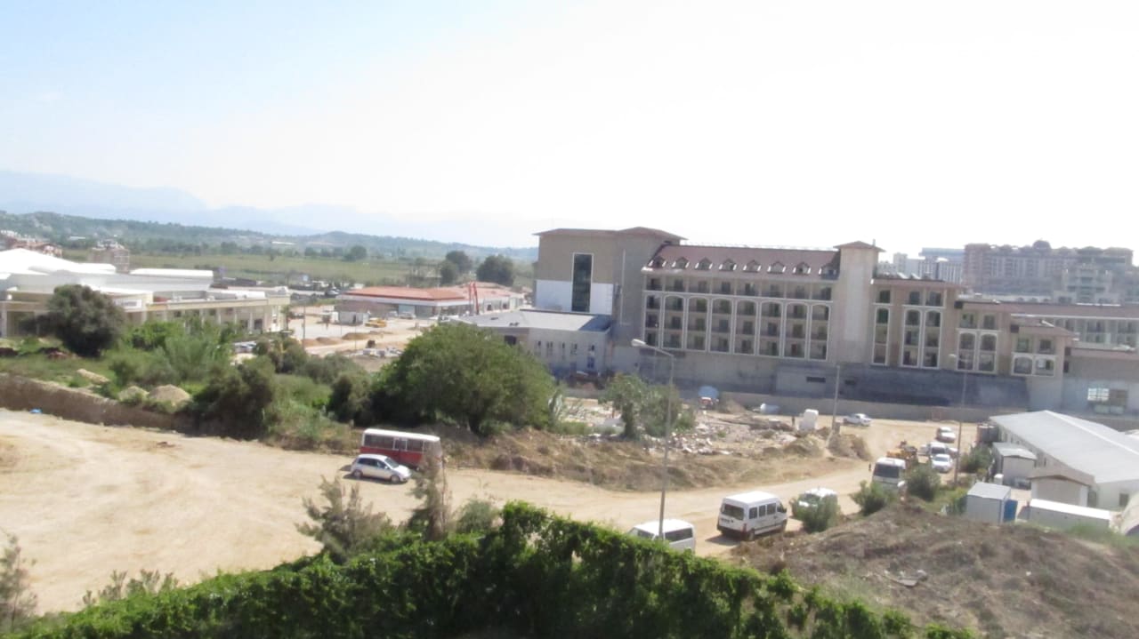 Blick auf Shoppingcenter, Nachbarhotel und Hauptstrasse Hotel Defne Garden