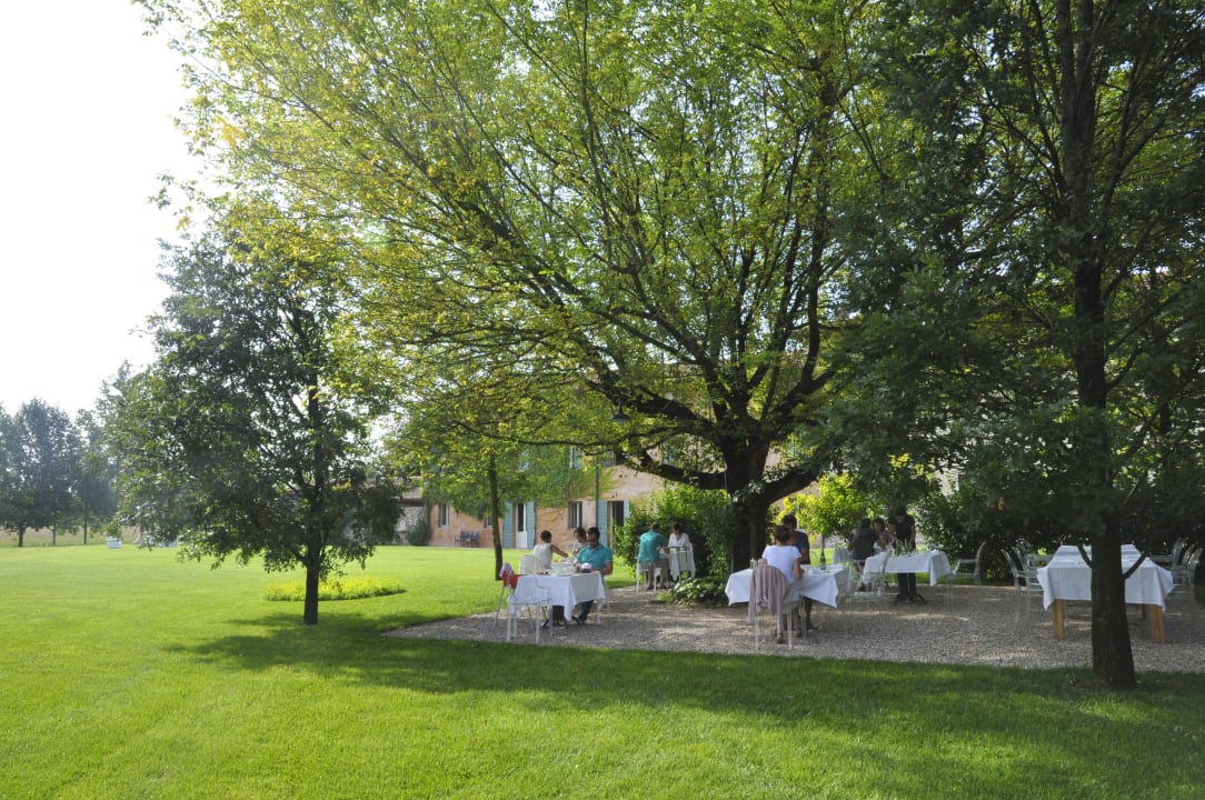 Frühstück im Garten Relais Corte Guastalla Apartments
