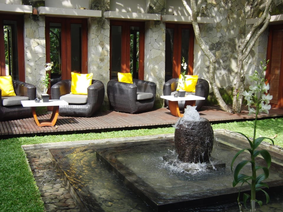 Springbrunnen im Garten Maya Ubud Resort & Spa Bali