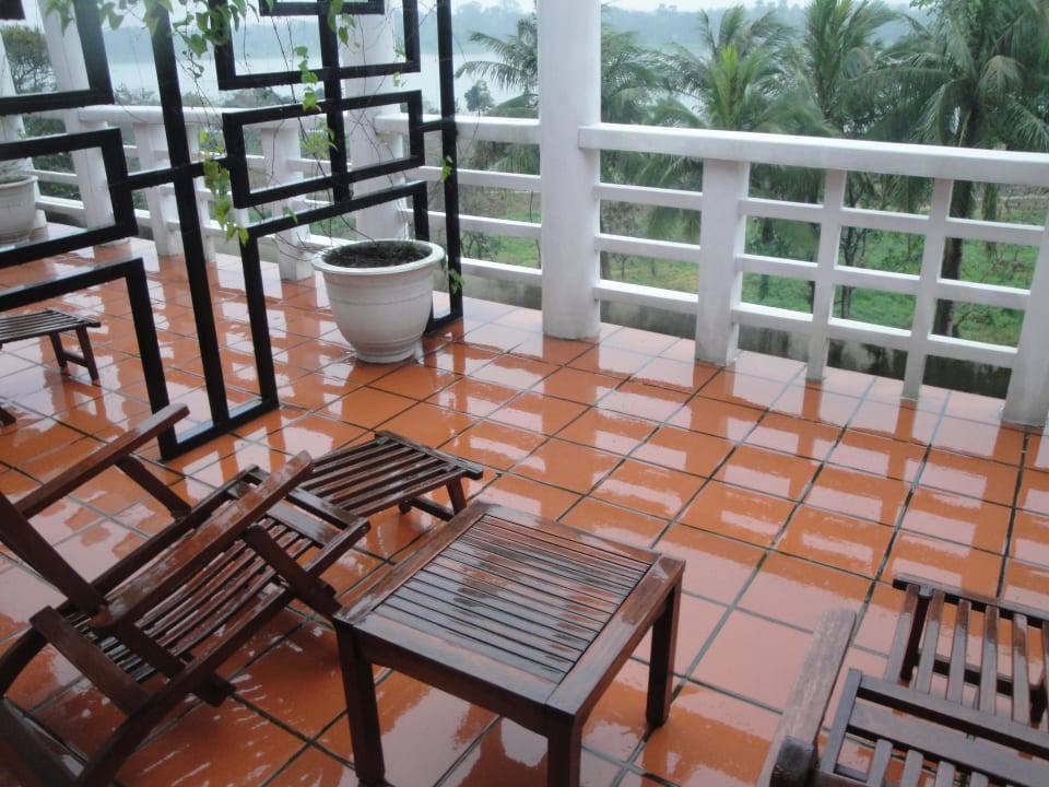 Balkon bei Regen Azerai La Residence, Hue