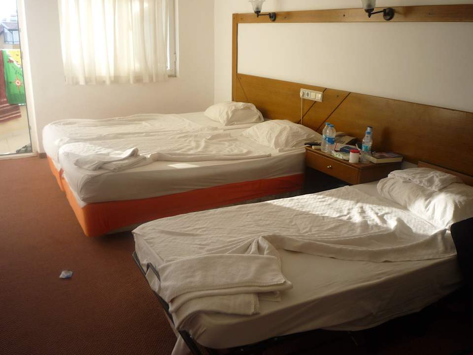 Unser Zimmer mit den 3 Betten Semoris Hotel