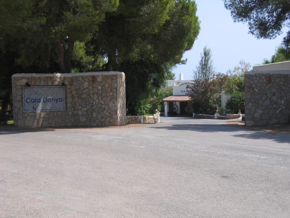 Hoteleingang Cala Llenya Resort Ibiza