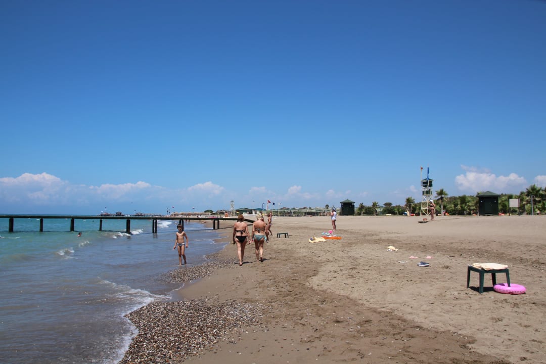 Zum Wasser hin etwas Steine Xanadu Resort Hotel