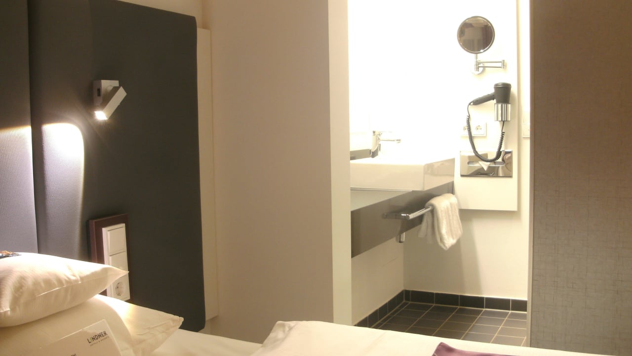 Offenes, geräumiges Badezimmer Lindner Hotel Frankfurt Sportpark, part of JdV by Hyatt