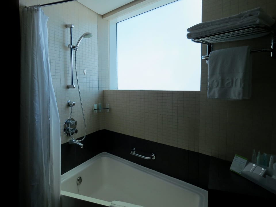 Badezimmer mit Tageslicht Rose Rayhaan by Rotana