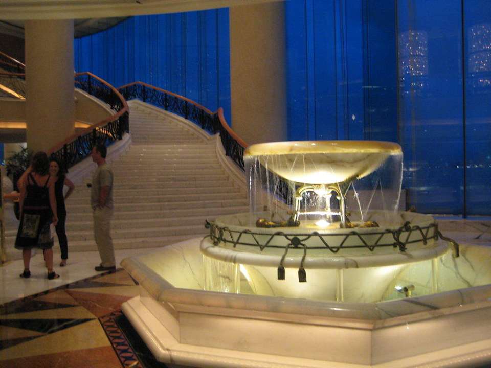 Die Eingangshalle Harbour Grand Kowloon